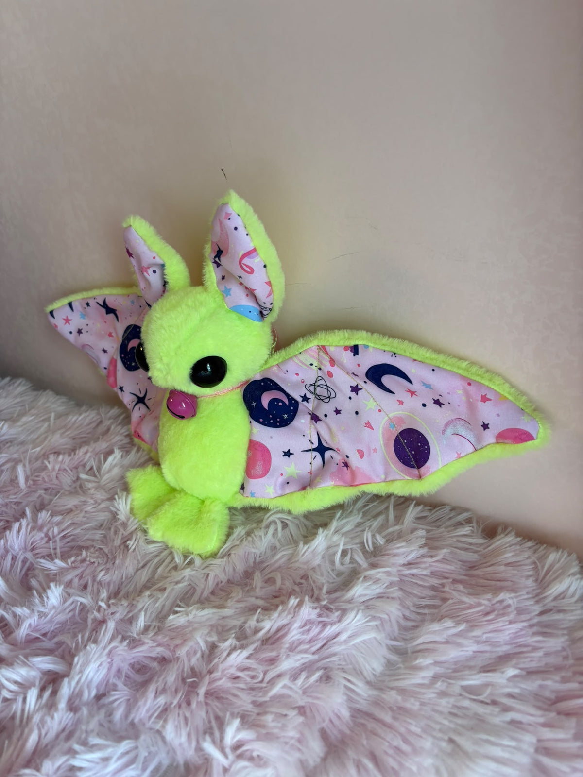 🦇🔔🪐 Pipistrello Neon Saturn  – Peluche in Tessuto Handmade -Peluche Colorato Soffice