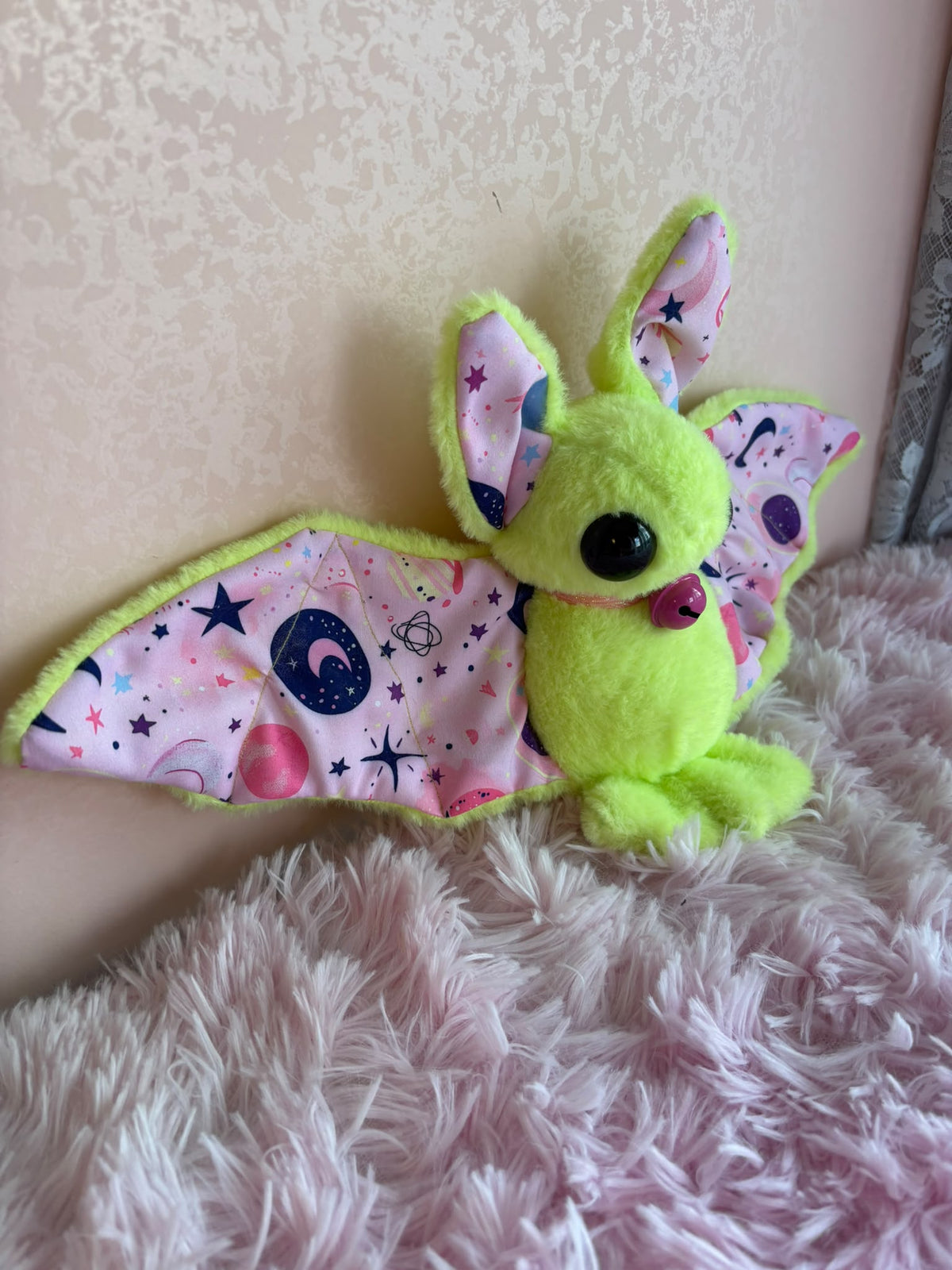 🦇🔔🪐 Pipistrello Neon Saturn  – Peluche in Tessuto Handmade -Peluche Colorato Soffice