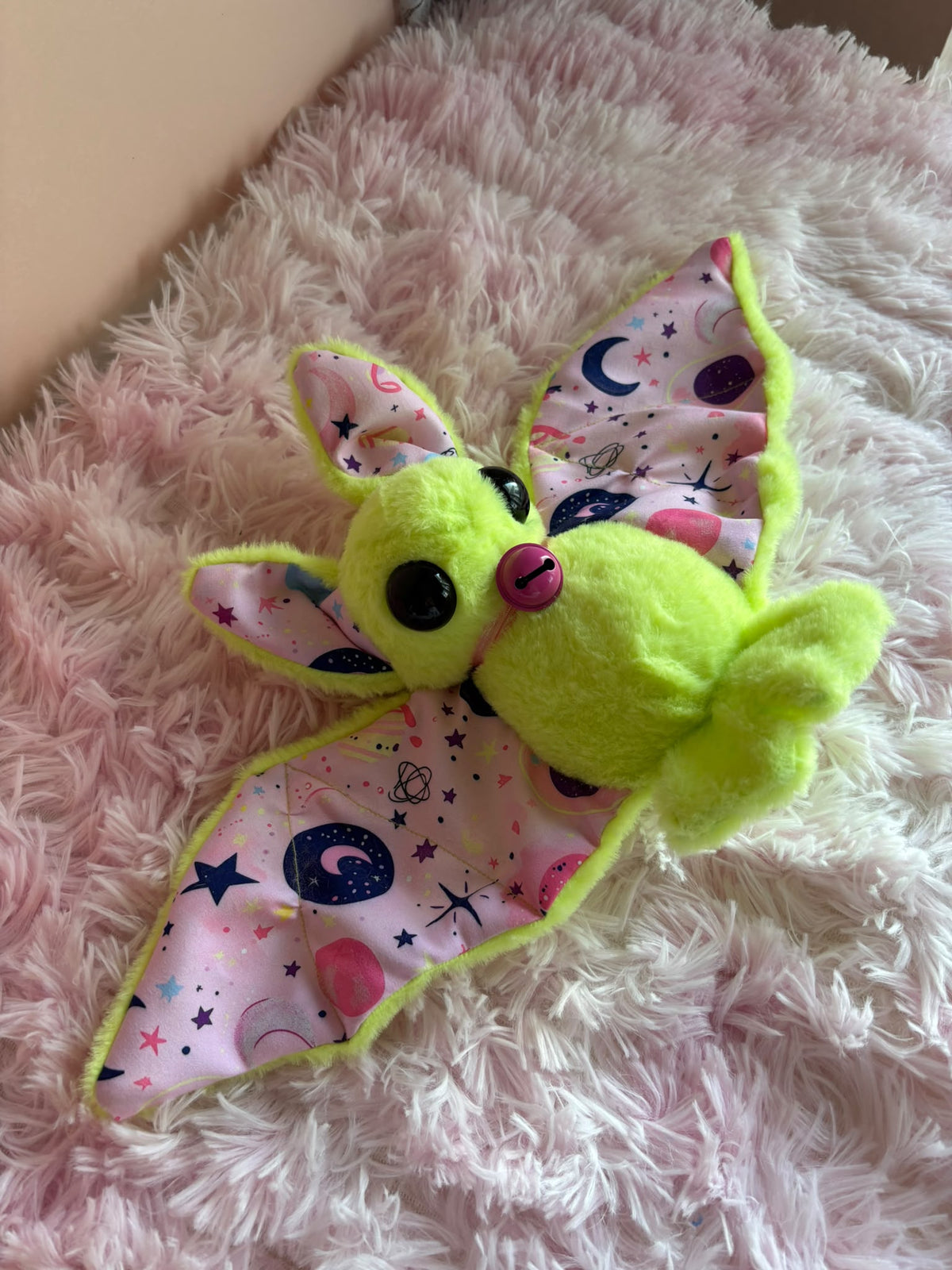 🦇🔔🪐 Pipistrello Neon Saturn  – Peluche in Tessuto Handmade -Peluche Colorato Soffice