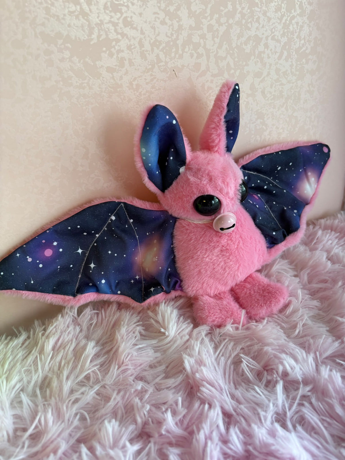 🦇🔔🌌 Pipistrello Pink Galaxy – Peluche in Tessuto Handmade -Peluche Colorato Soffice