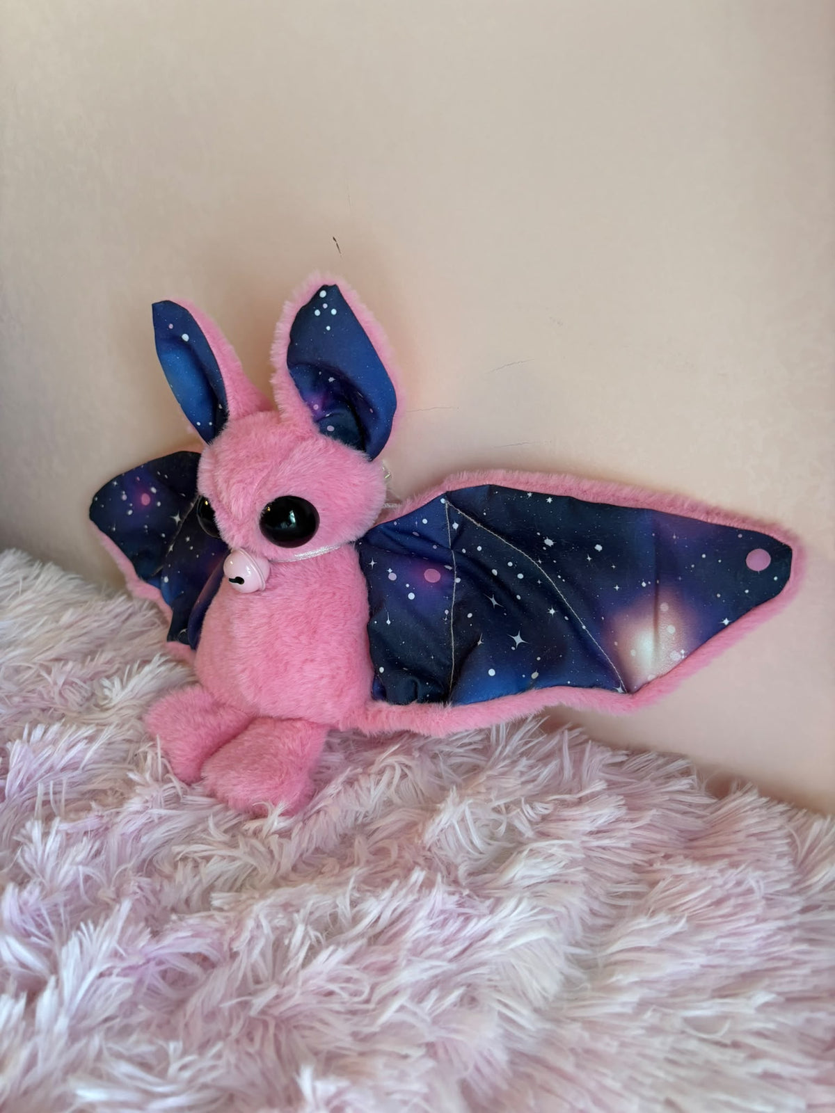 🦇🔔🌌 Pipistrello Pink Galaxy – Peluche in Tessuto Handmade -Peluche Colorato Soffice