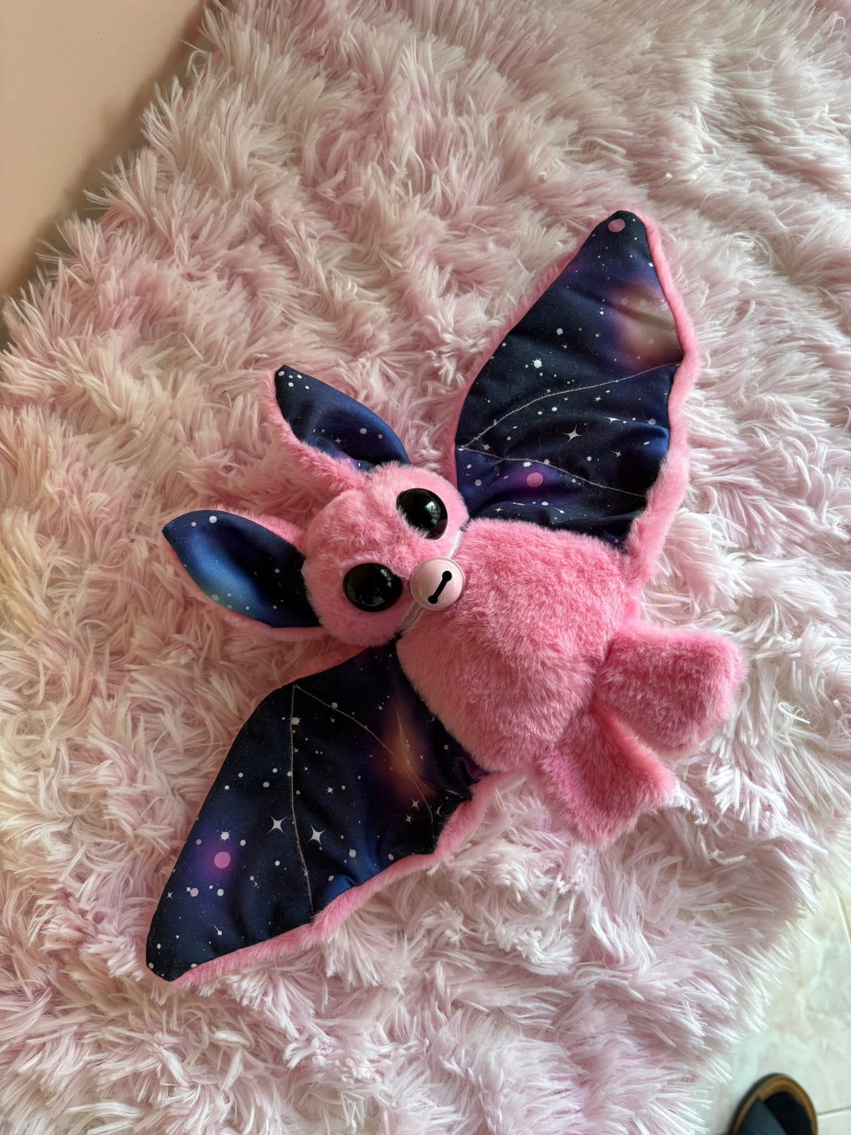 🦇🔔🌌 Pipistrello Pink Galaxy – Peluche in Tessuto Handmade -Peluche Colorato Soffice