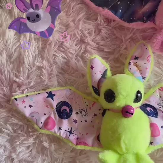🦇🔔🌌 Pipistrelli Pink & Neon Galaxy – Peluche in Tessuto Handmade -Peluche Colorato Soffice