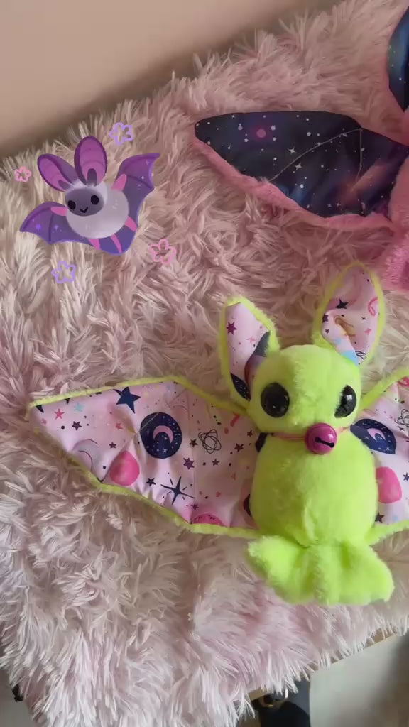 🦇🔔🌌 Pipistrelli Pink & Neon Galaxy – Peluche in Tessuto Handmade -Peluche Colorato Soffice